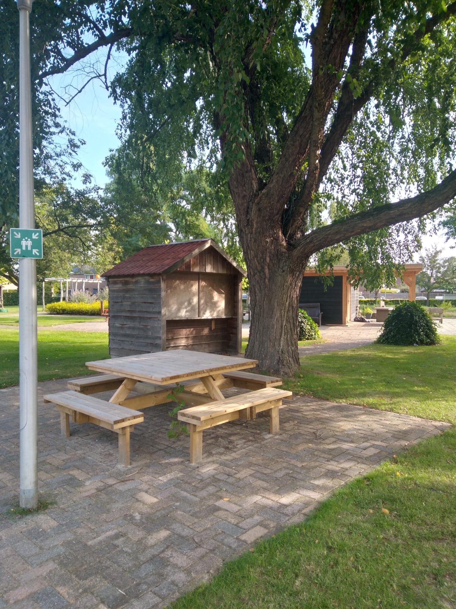 Geschiedenis Stichting van vrienden van de Schutse / picknick bank voor de bewoners